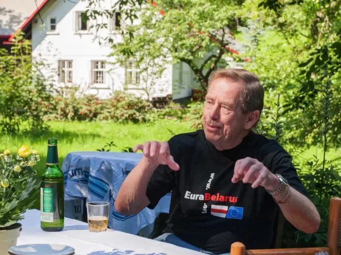 Václav Havel u stolu na zahradě