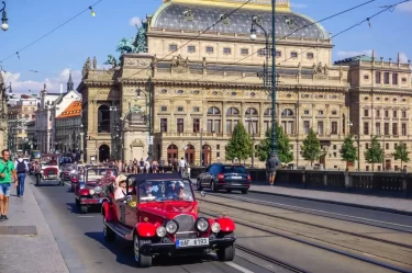 Pohled na Národní divadlo z mostu