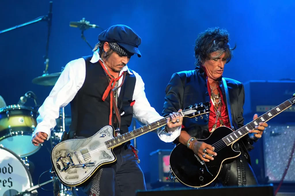 Johnny Depp a Keith Richards hrají na koncertě na kytary