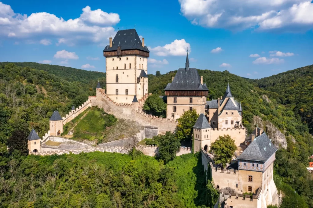 Hrad Karlštejn z dálky