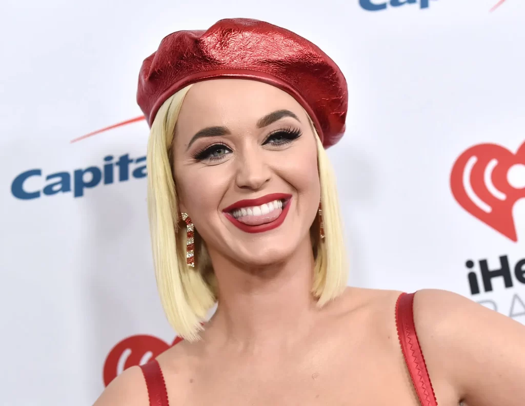Katy Perry v červeném baretu - detail 