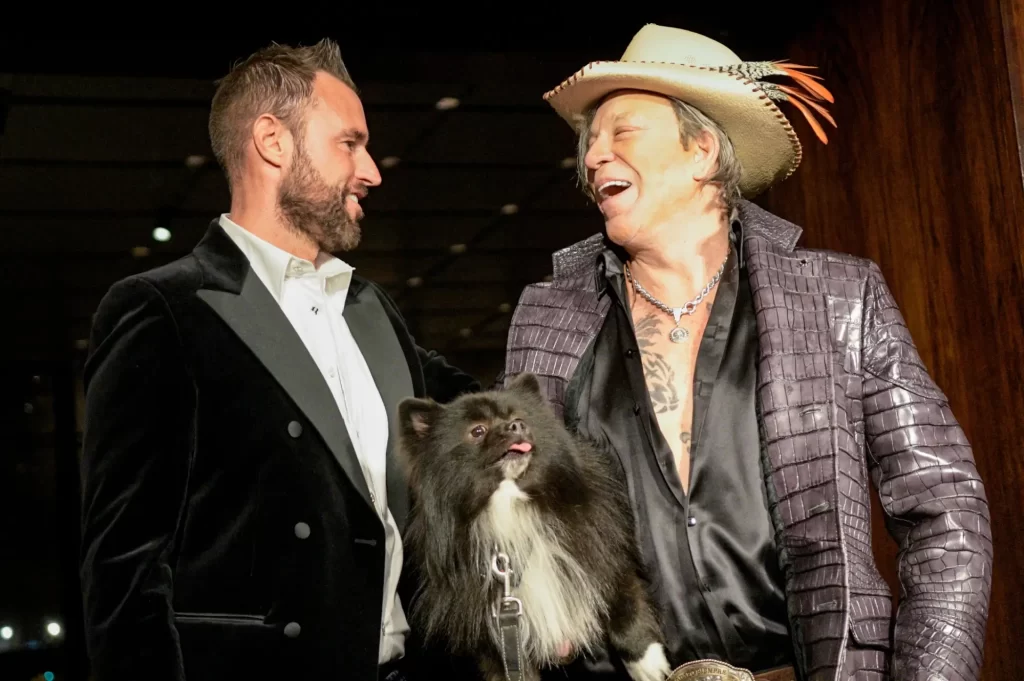 Mickey Rourke s kolegou a svým psem
