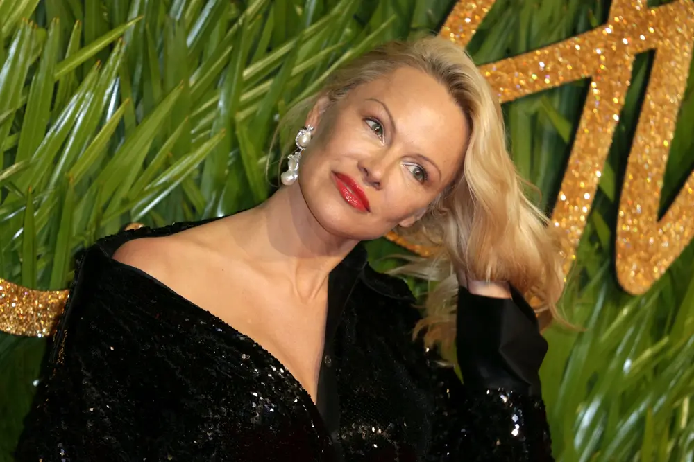 Pamela Anderson v černých šatech