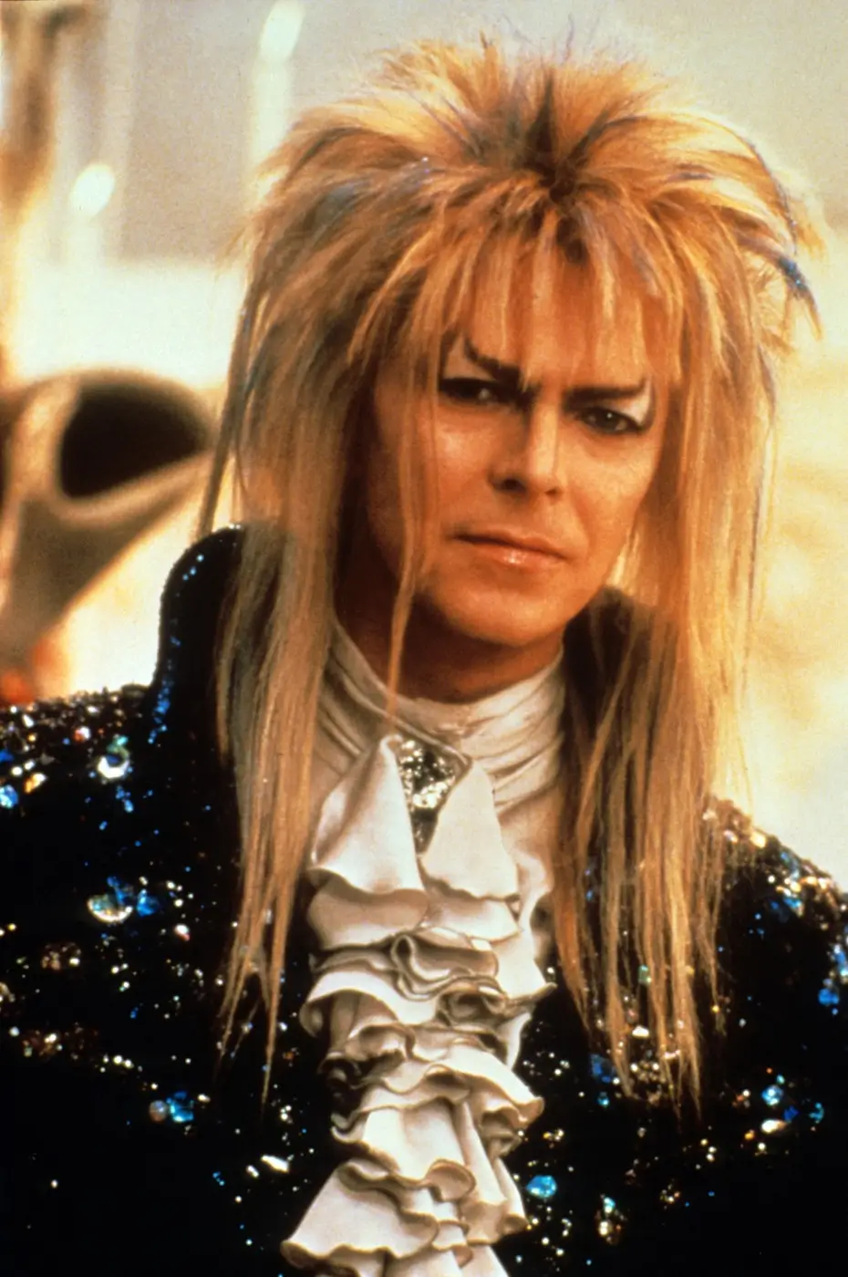 Nepřehlédnutelný David Bowie v jednom ze svých kostýmů.