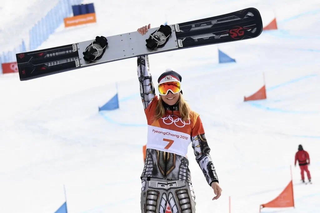 Ester Ledecká se raduje z vítězství ve snowboardovém závodě na olympiádě v Pchjongčchangu, únor 2018