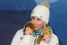 Ester Ledecká se svými zlatými medailemi na olympijských hrách v Pchjongčchangu, únor 2018
