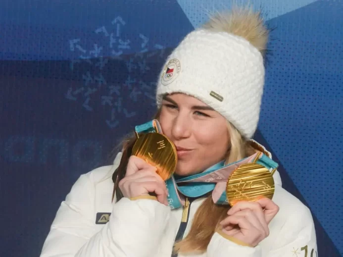 Ester Ledecká se svými zlatými medailemi na olympijských hrách v Pchjongčchangu, únor 2018