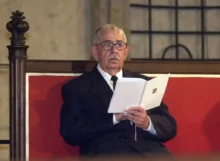 Vlastimil Brodský před udílením státních vyznamenání 28. října 2001 na Pražském hradě