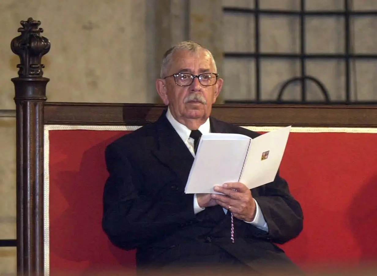 Vlastimil Brodský před udílením státních vyznamenání 28. října 2001 na Pražském hradě