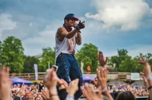 Zpěvák Ben Cristovao na loňském brněnském Majálesu