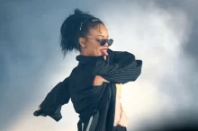 Rihanna na koncertě v černém oblečení a slunečních brýlích