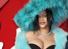 Rihanna v bledě modrém klobouku