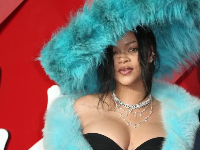 Rihanna v bledě modrém klobouku