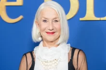 Helen Mirren v šatech od Dolce & Gabbana se účastní speciální projekce filmu Lionsgate „White Bird“ v divadle DGA Theater v New Yorku 26. září 2024