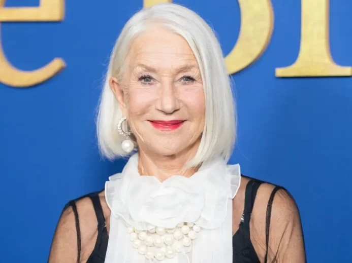 Helen Mirren v šatech od Dolce & Gabbana se účastní speciální projekce filmu Lionsgate „White Bird“ v divadle DGA Theater v New Yorku 26. září 2024