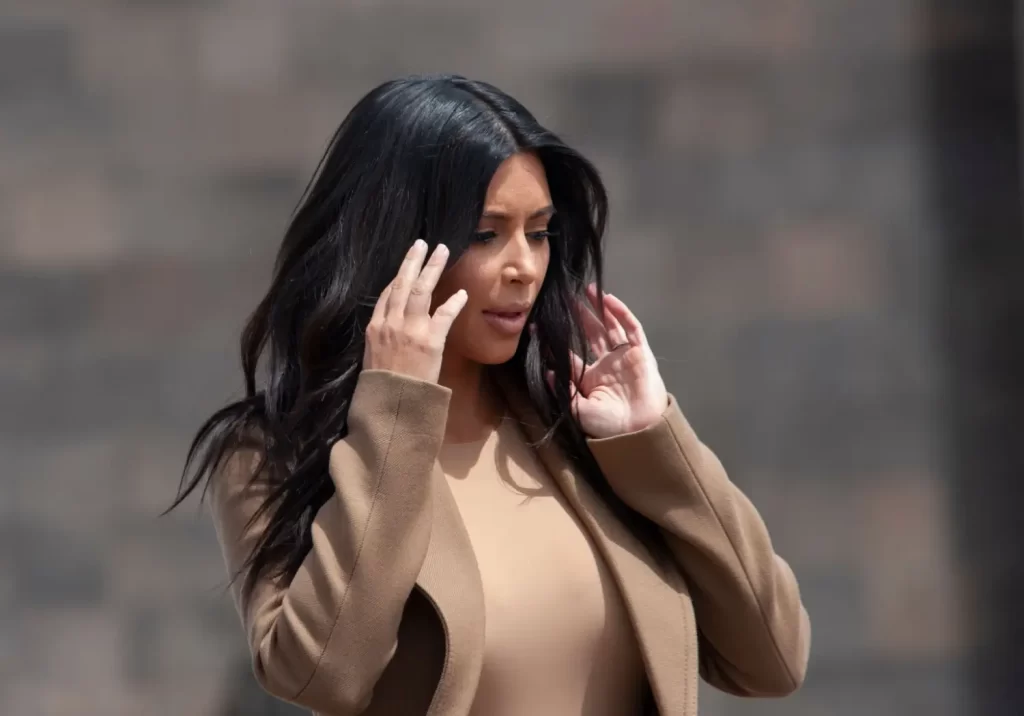 Kim Kardashian v béžovém kabátu