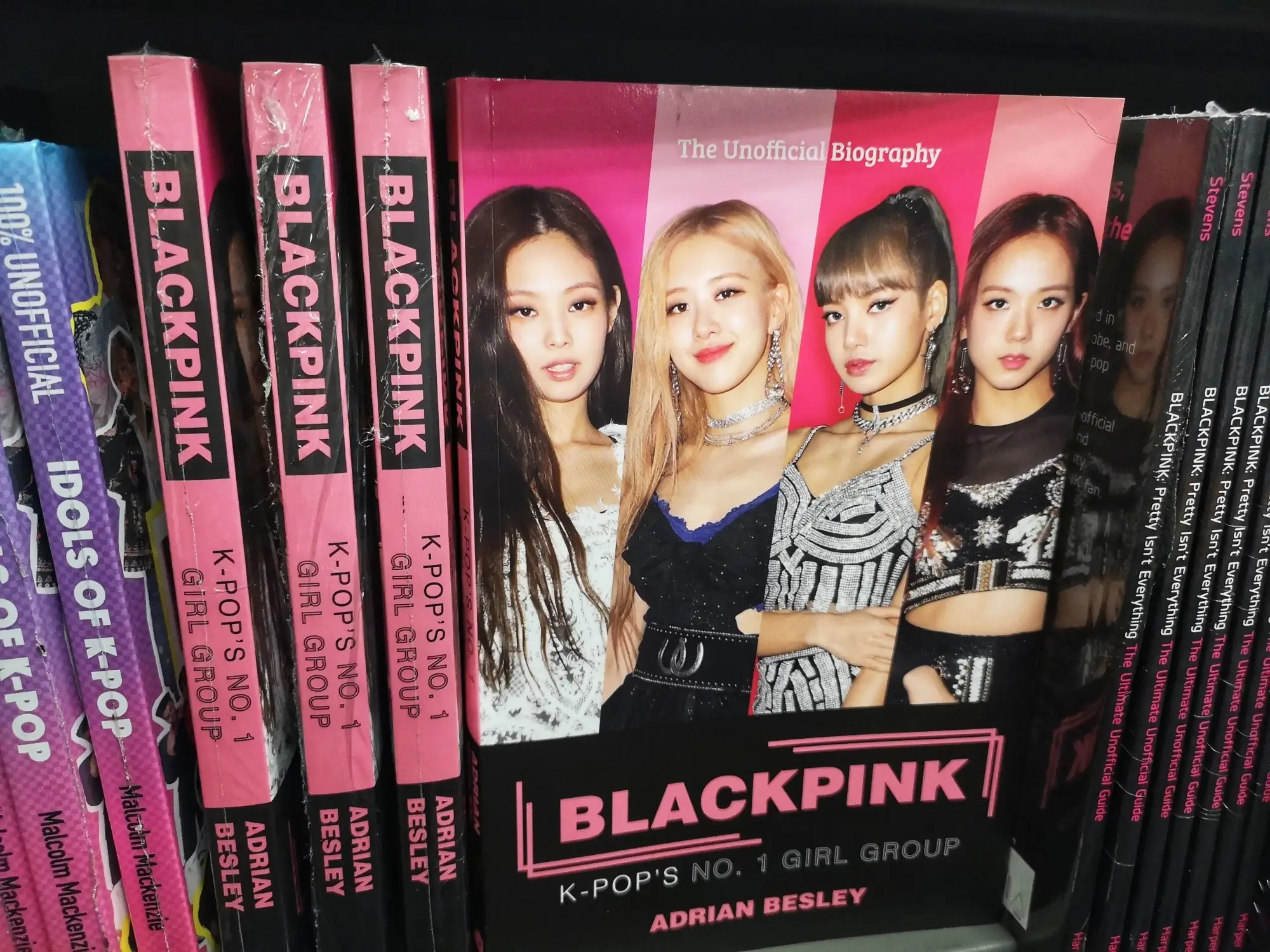 Předměty pro fanoušky skupiny BLACKPINK.