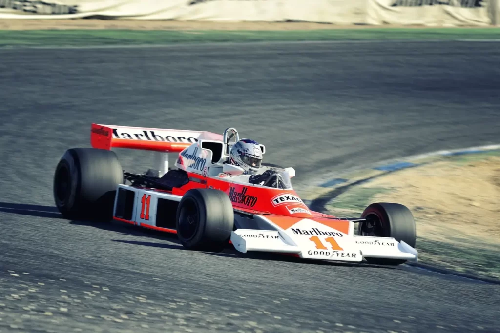Závodní vůz McLaren M23 řízený Jamesem Huntem
