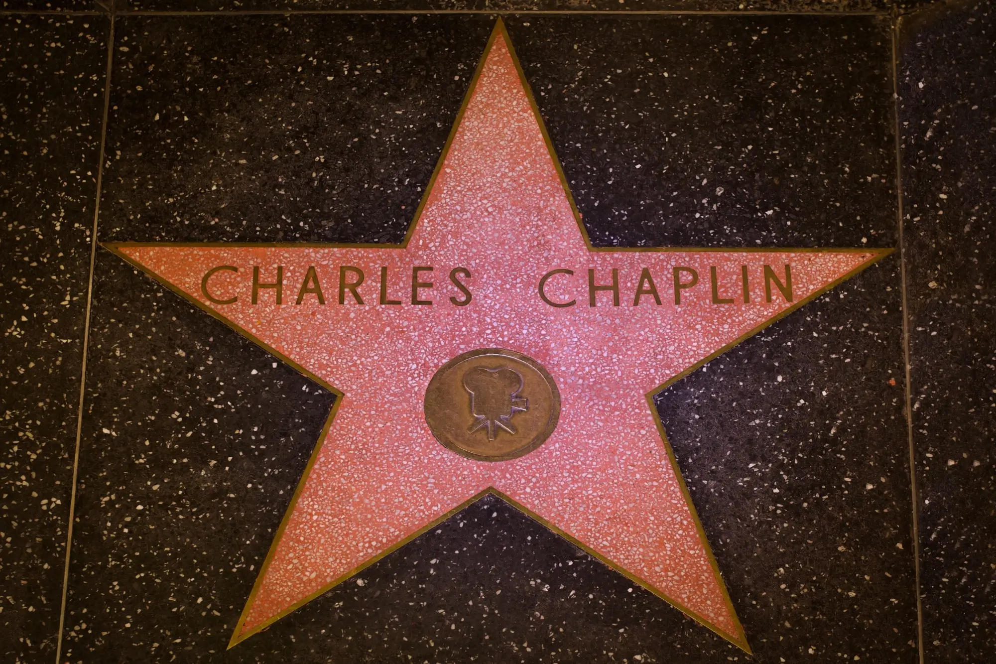 Hvězda Charlieho Chaplina na chodníku slávy.