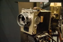 detailní záběr na historickou filmovou kameru