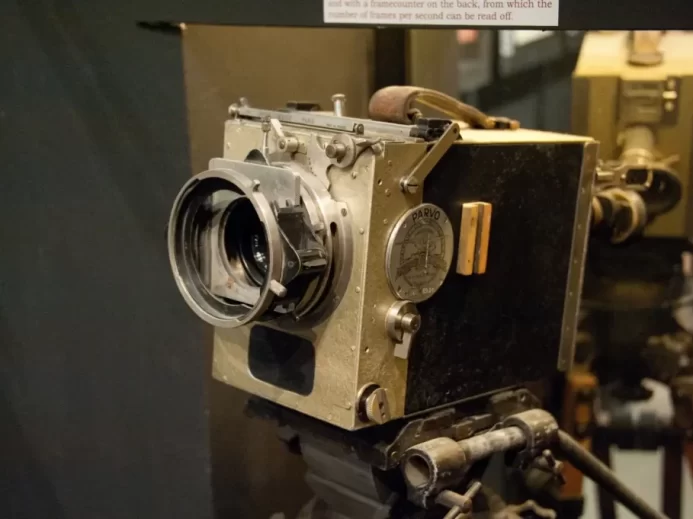 detailní záběr na historickou filmovou kameru