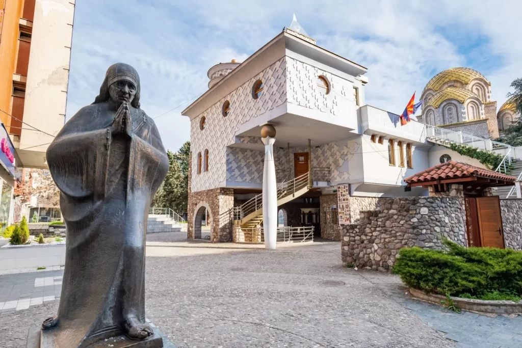 - VIPshow Socha Matky Terezy a moderní muzeum v jejím rodném městě Skopje, Severní Makedonie