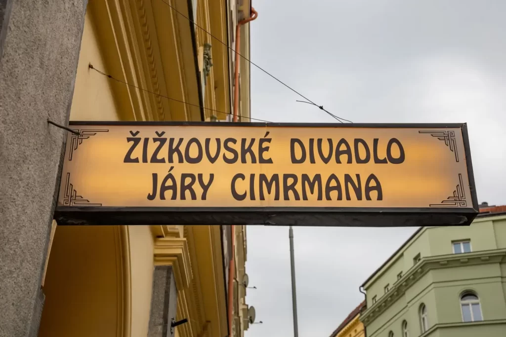Cedule s nápisem Žižkovské divadlo Járy Cimrmana na fasádě budovy v Praze.