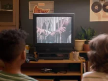 Dva kluci sledují starý film