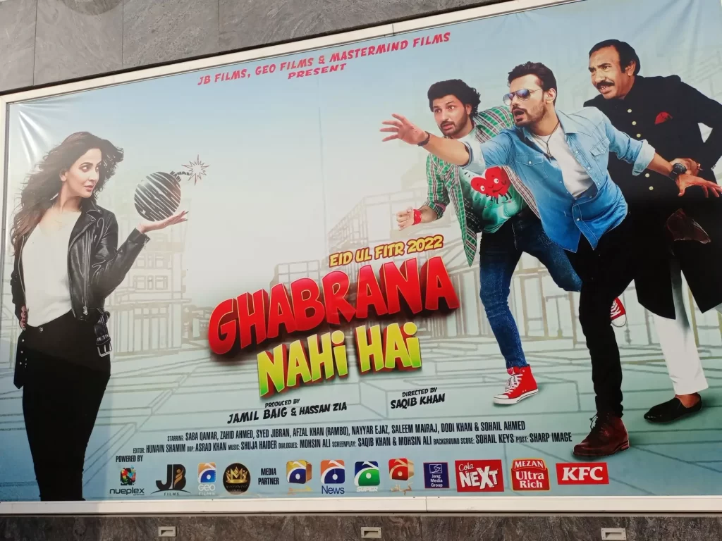 Barevný plakát k bollywoodskému filmu „Ghabrana Nahi Hai“ z roku 2022.