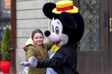 Dívka tanší na ulici s Miceky Mousem
