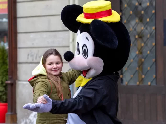 Dívka tanší na ulici s Miceky Mousem