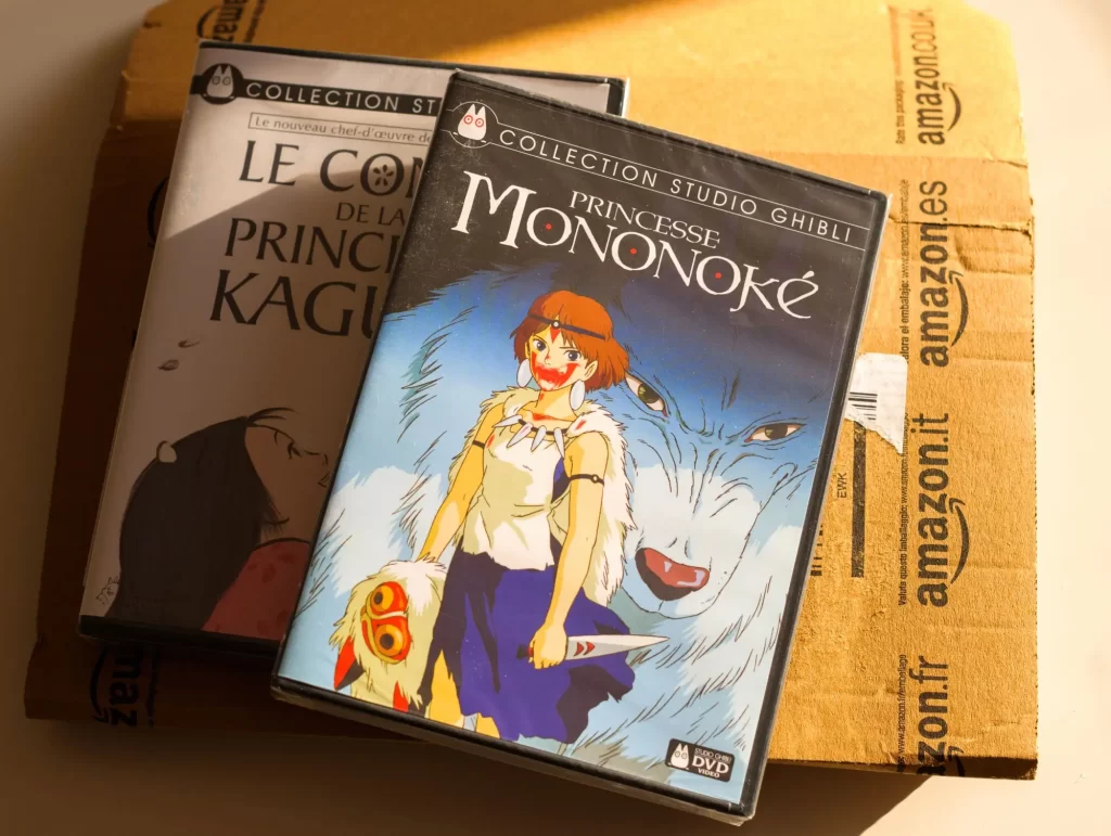 Fotografie dvou DVD obalů s filmy ze sbírky Studia Ghibli 