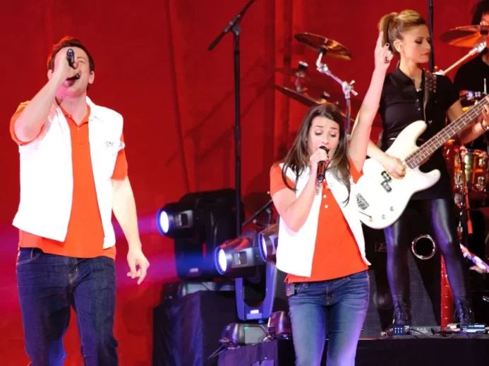 Živé vystoupení hvězd ze seriálu Glee. V popředí zpívají Cory Monteith a Lea Michele