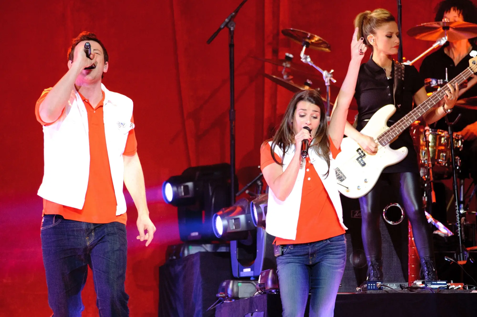 Živé vystoupení hvězd ze seriálu Glee. V popředí zpívají Cory Monteith a Lea Michele
