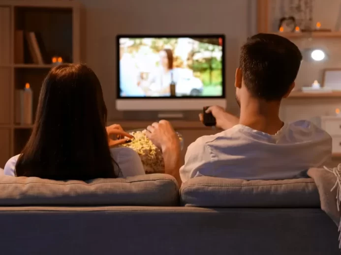 Mladý pár sleduje televizi