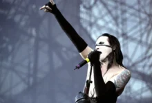 Marilyn Manson zpívá na koncertu v černém outfitu