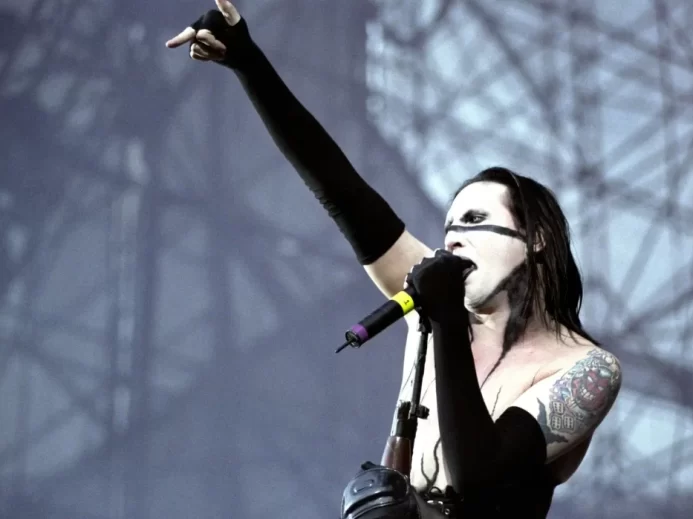 Marilyn Manson zpívá na koncertu v černém outfitu