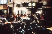 Noční předklubová scéna před legendárním Studiem 54 v době jeho největší slávy koncem 70. let.