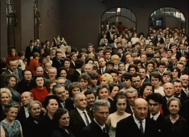 Lidé na hasičském bálu ve filmu Hoří, má panenko