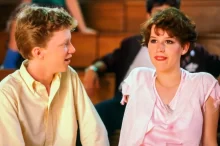 Herečka Molly Ringwald jako Samantha Baker sedí vedle postavy ztvárněné Anthonym Michaelem Hallem ve školní tělocvičně, scéna z filmu Sixteen Candles