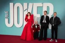 Hlavní představitelé filmu Joker pózují pro fotografy.