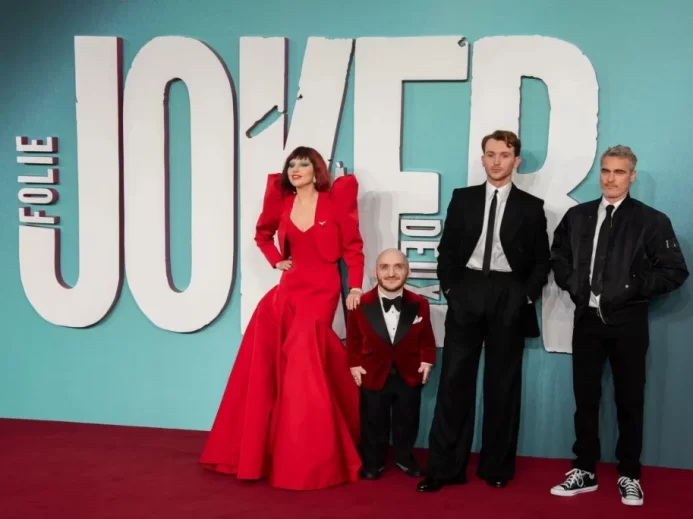 Hlavní představitelé filmu Joker pózují pro fotografy.