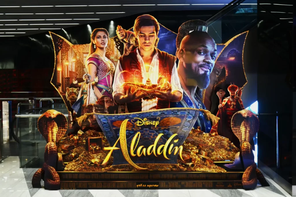 Propagační plakát hraného filmu Disneyho Aladin (2019) vystavený v kině.