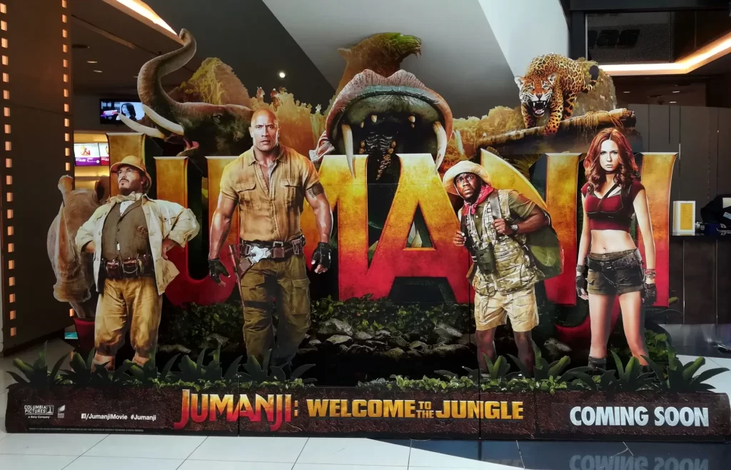 Stojanová filmová reklama k filmu Jumanji: Welcome to the Jungle (2017), vystavená v kině. 