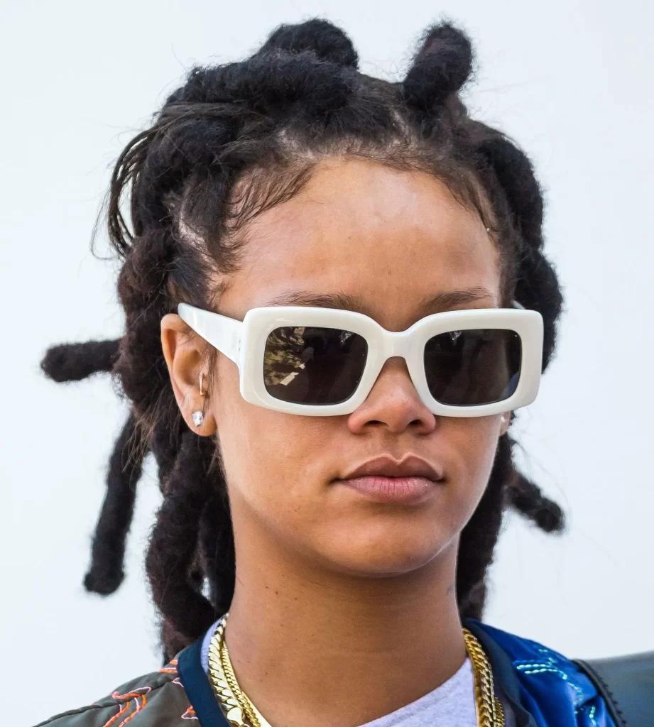 Rihanna v bílých slunečních brýlích, detail obličeje