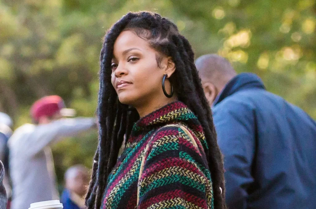 Rihanna v civilním oblečení s dreddy