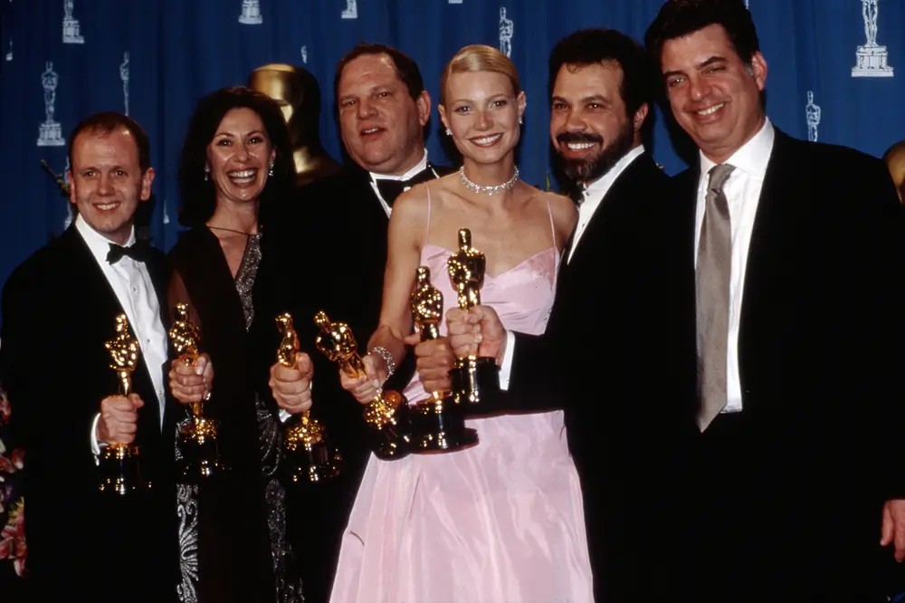 Vítězové Oscarů za film Zamilovaný Shakespeare David Parfitt, Donna Gigliotti, Harvey Weinstein, Gwyneth Paltrow, Edward Zeick a Marc Norman, březen 1999