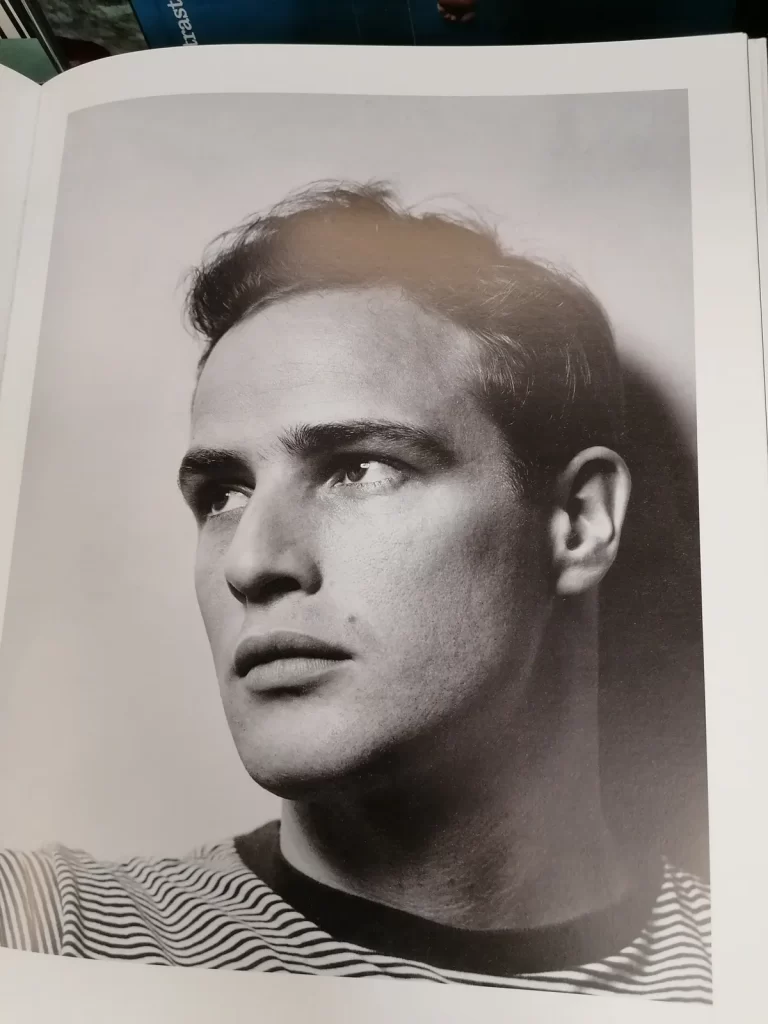 Marlon Brando mladý portrét černobílý
