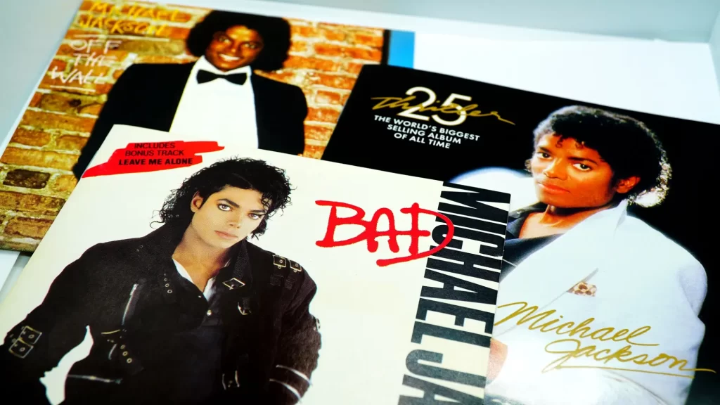 Fotografie zachycuje tři ikonické obaly alb Michaela Jacksona – Off the Wall, Thriller a Bad.