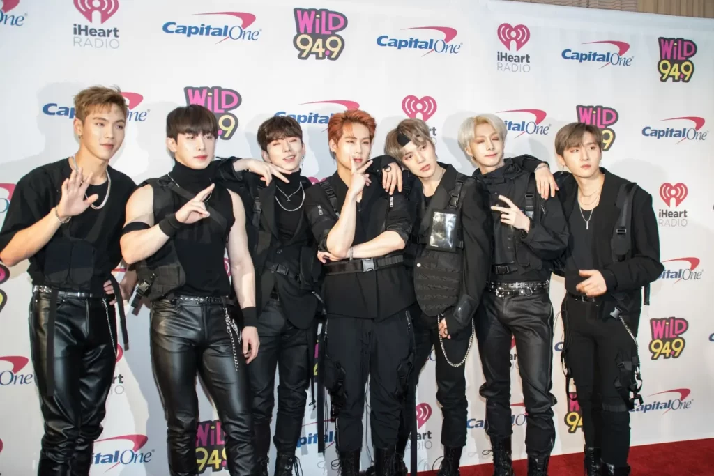 lenové korejské skupiny BTS pózují na červeném koberci 